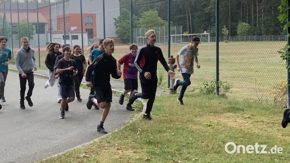Bei einem Spendenlauf sammelten die Mittelschüler Geld für ukrainische Kriegsopfer und Opfer des Erdbebens in der Türkei. Bild: adj