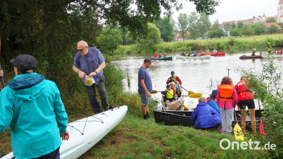 Geschafft! Am Ziel der Kanutour wartet eine Brotzeit auf die kleinen und großen Kanuten. Bild: Hans-Jürgen Rudnik/exb