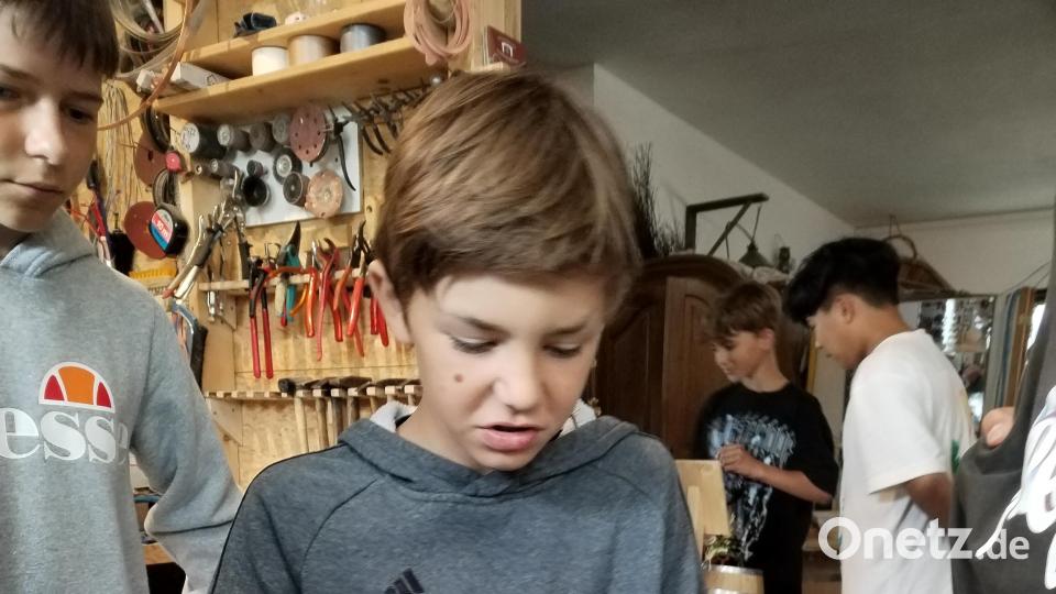 Der Aktions- und Wandertag führte die Klassen 6a und 6b nach Matzersreuth in die Handwerkerscheune Bild: Birgit Plößner/exb