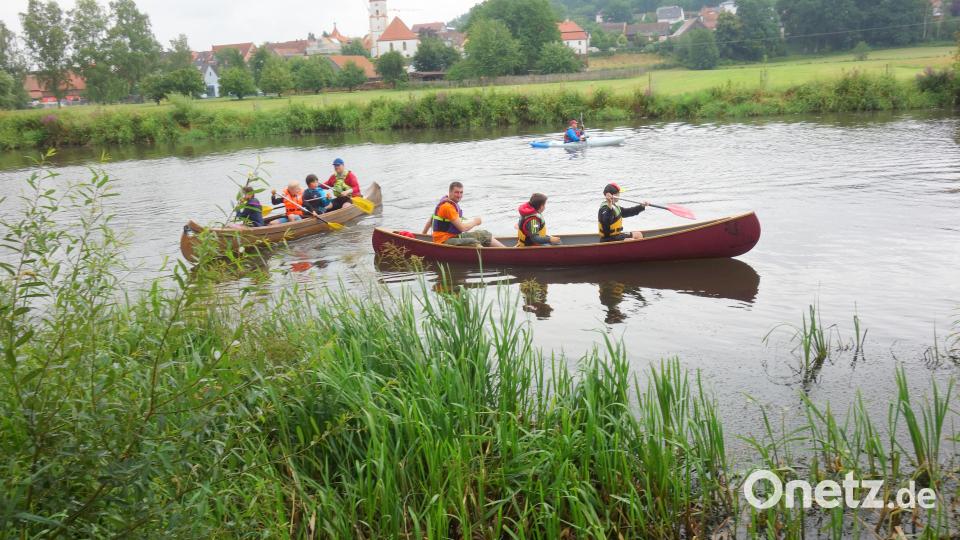 Nass ist es von unten und von oben bei der Kanufahrt zum Start des Ferienprogramms des Stadtjugendring Weiden. Bild: Hans-Jürgen Rudnik/exb