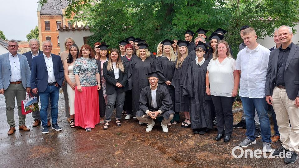 Die Absolventinnen und Absolventen der generalistischen Pflegeausbildung und der Pflegefachhelferausbildung. Es gratulierten (v.li.): Der Sulzbach-Rosenberger Bürgermeister Michael Göth, Landrat Richard Reisinger, Diözesan-Caritasdirektor Michael Weißmann, die Schulleiterin Martina Schiener sowie (v.re.) Dr. Robert Seitz, Abteilungsleiter Soziale Einrichtungen Caritas Regensburg, und Personalchef Stefan Schmidberger. Bild: mfh