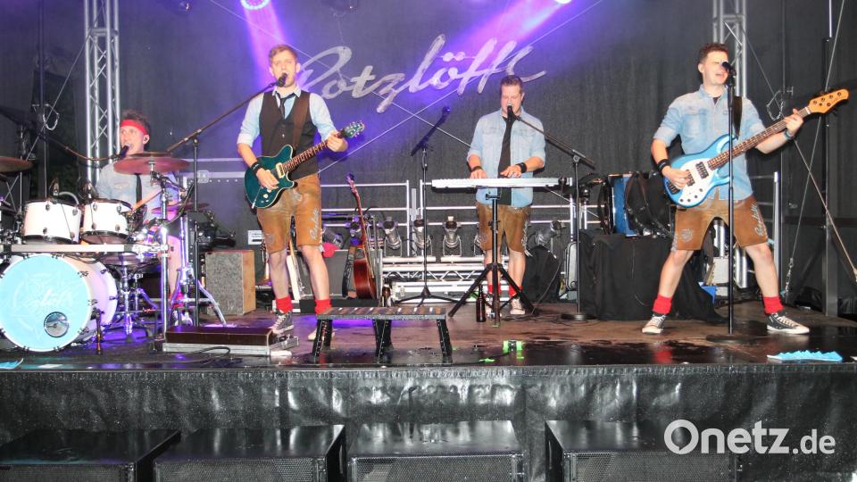 Die Partyband "Rotzlöffl" präsentiert sich beim Festwochenende in Georgenberg in Glanzform. Bild: pi
