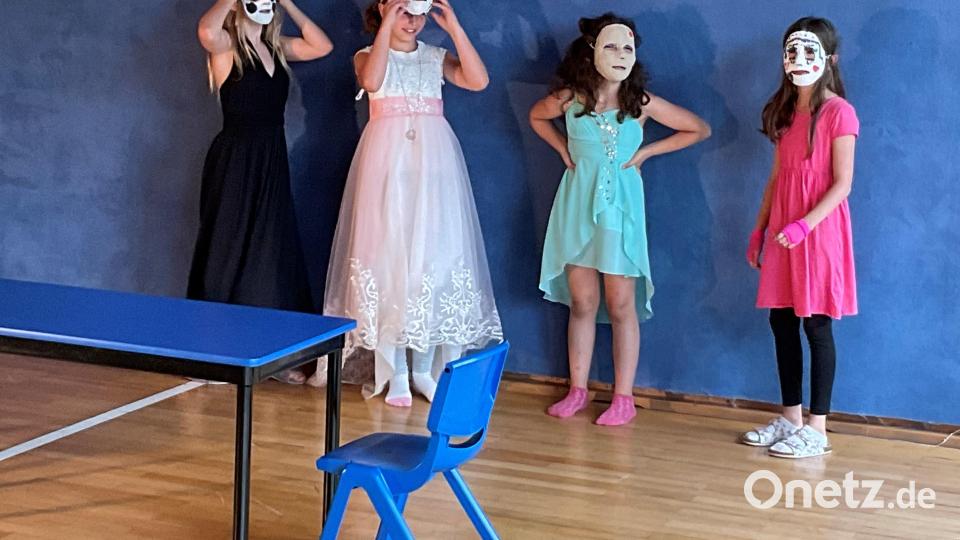 Im Rahmen einer von der Regierung der Oberpfalz geförderten Aktion war der Künstler und Bildhauer Stefan Link für ein Schulprojekt an der Grundschule Mähring. Bild: Edith Bracke/exb