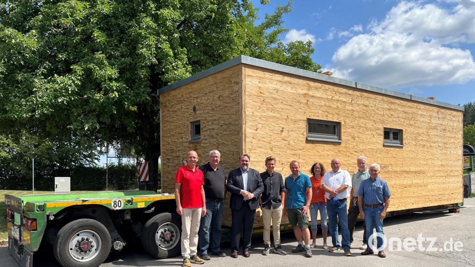 Liberale Politiker vor einem Modulholzhaus in Kropfersricht (von links): Martin Pöllath, Jens Rohn (Landtagskandidat) aus Amberg, MdB Daniel Föst, Geschäftsführer Jonas Wolfsteiner, Christian Weiß, Dietlind und Hans-Jürgen Reitzenstein, Hermann Renner, Hans Pickel. Bild: Benedikt Bente/exb