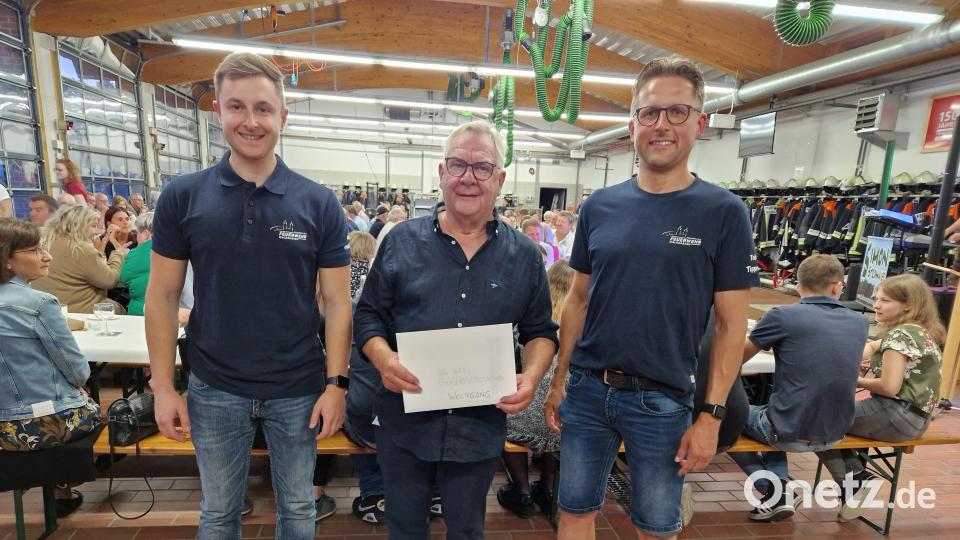 Einen Gutschein für Anschaffungen im Zusammenhang mit dem Teich- und Freizeitgelände übergab die Feuerwehr an Dr. Wolfgang Fortelny, im Bild zusammen mit Kommandant Tobias Tippmann und stellvertretendem Vorsitzenden René Friedrich (links). Bild: hmr