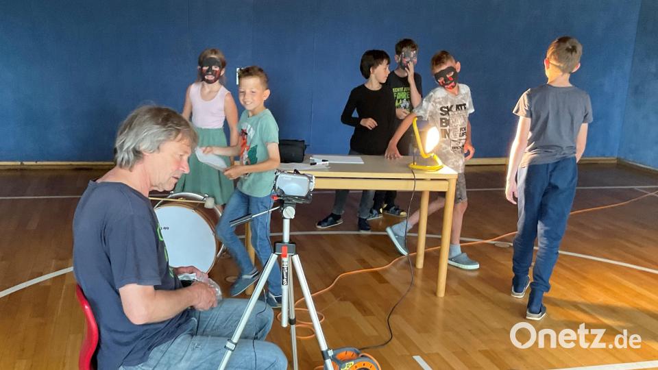 Im Rahmen einer von der Regierung der Oberpfalz geförderten Aktion war der Künstler und Bildhauer Stefan Link für ein Schulprojekt an der Grundschule Mähring. Bild: Edith Bracke/exb