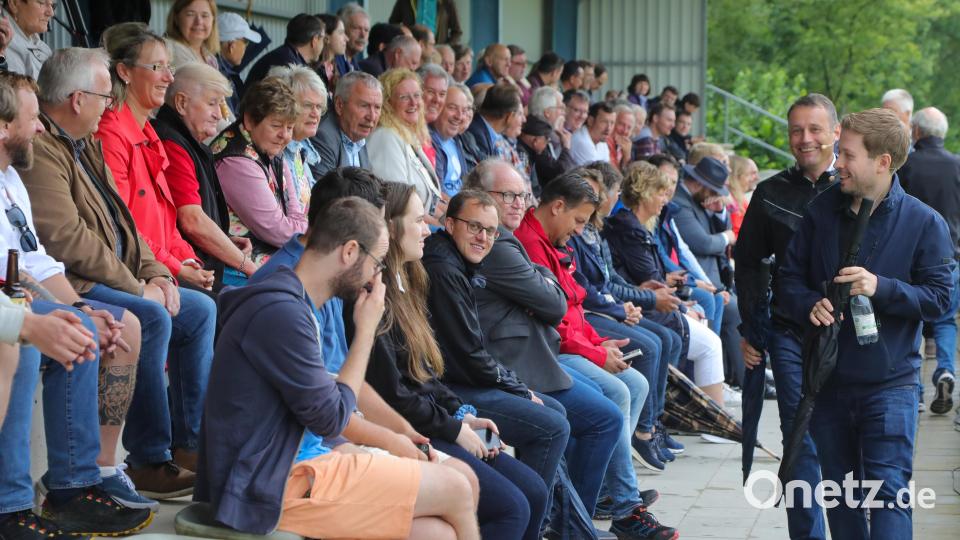 Eine fast volle Tribüne in Hirschau: Zum Sportpark kamen rund 100 Interessierte, um SPD-Generalsekretär Kevin Kühnert zuzuhören. Bild: Wolfgang Steinbacher