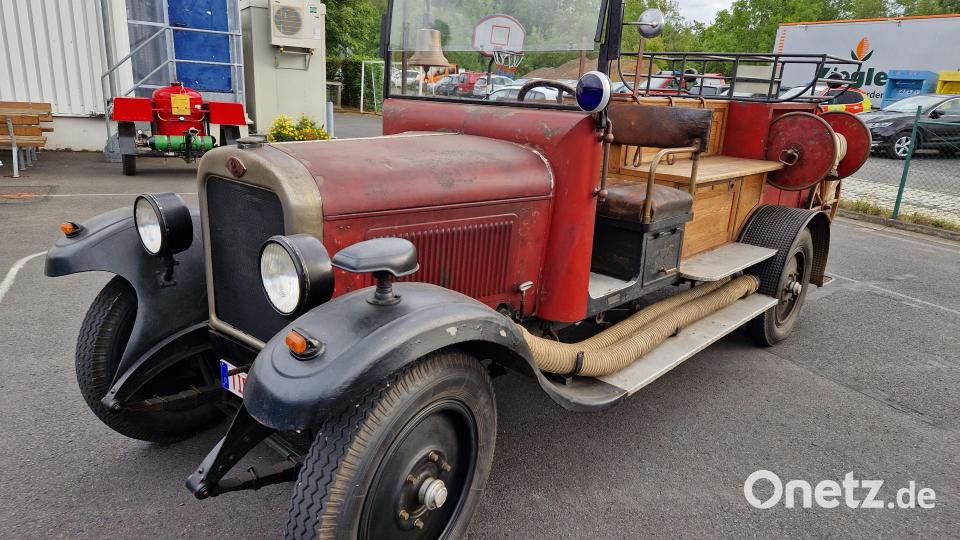 Die Querenbacher Feuerwehr war mit ihrem Oldtimer zur Party von Dr. Wolfgang Fortelny gekommen. Bild: hmr