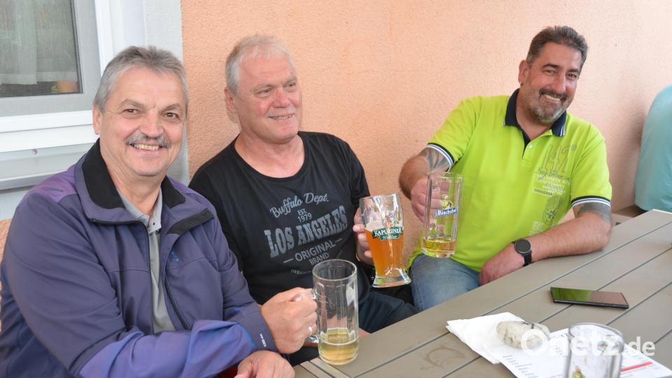 An den Tischen wurde bei der Jubiläumsfeier von &quot;Gut Holz&quot; kräftig gefeiert und auf die vergangenen 50 Jahre angestoßen. Bürgermeister Andreas Wutzlhofer, Bernhard Grosser und Martin Lang (von links nach rechts) reihten sich ebenfalls in die Festgesellschaft bei &quot;TriffNix&quot; ein. Bild: dob