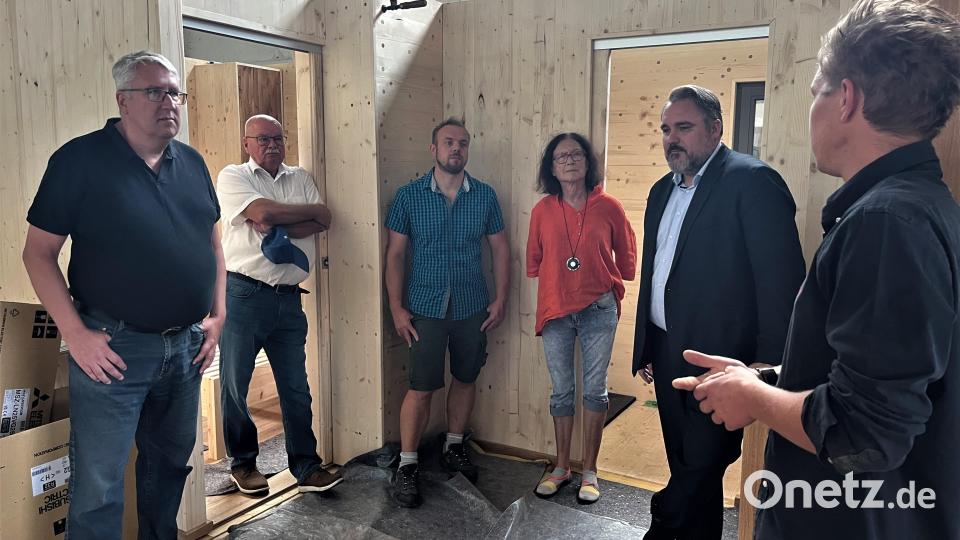 Von links: Jens Rohn, Hans-Jürgen Reitzenstein, Christian Weiß, Dietlind Reitzenstein, MdB Daniel Föst bekommen von Geschäftsführer Jonas Wolfsteiner Infos über den Bau von Modulhäusern. Bild: Martin Pöllath/exb