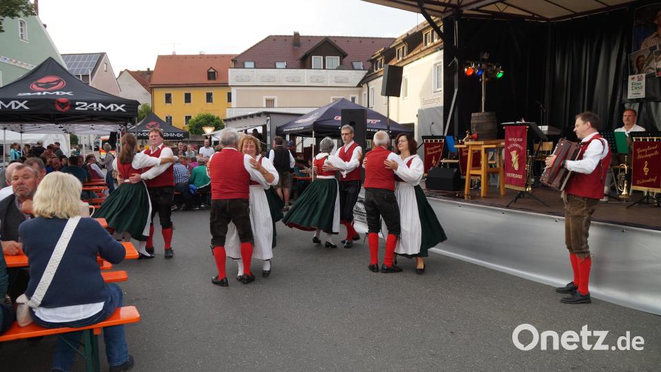 Mit schwungvollen Tänzen ist die Trachten- und Volkstanzgruppe Schönsee eine Augenweide. Bild: wel