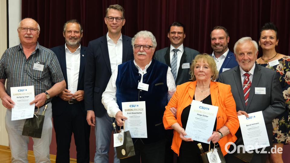 Jubilar-Ehrung beim CSU-Ortsverband Nabburg. Das Bild zeigt von links: Wolfgang Unger, Frank Zeitler, Markus Blume, Erich Wiesenbacher, Thomas Ebeling, Helga Zeitler, Tobias Knechtel, Bernd Hofmann und Ines Renner. Bild: Hirsch