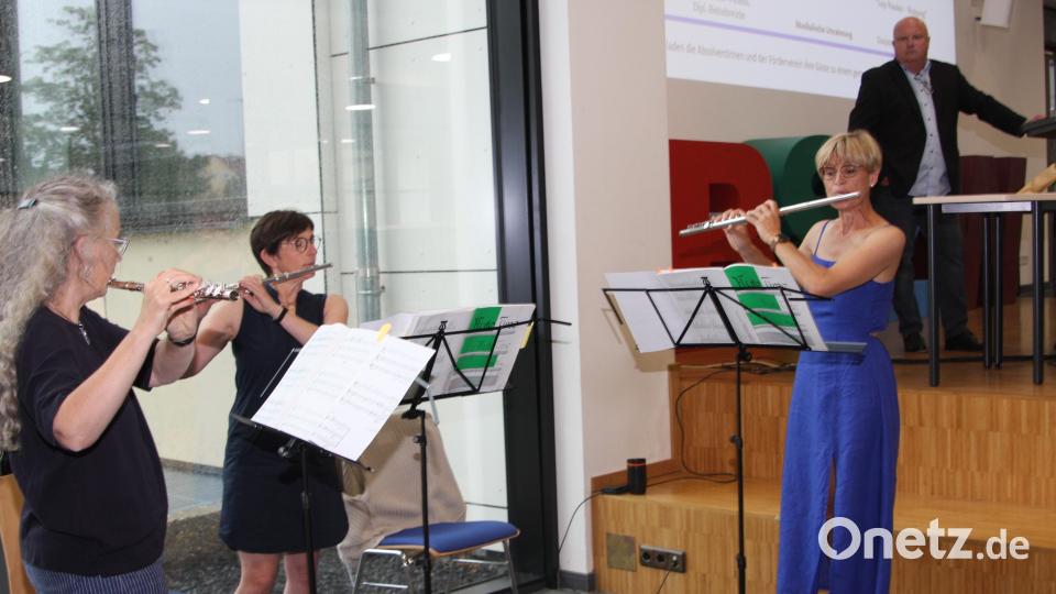 Den musikalischen Part beim Festakt übernahmen drei Querflötistinnen der Kreismusikschule Tirschenreuth. Bild: wro