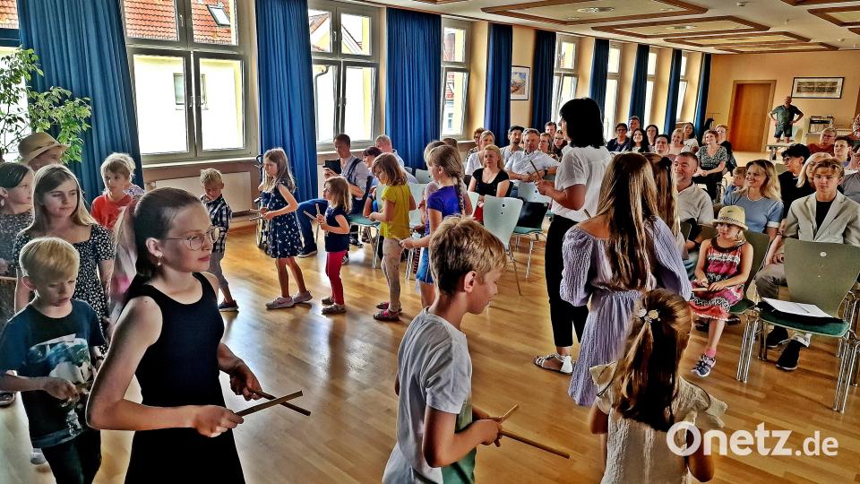 Die musikalische Früherziehung ist für Vorschulkinder bereits möglich. Beim Vorspiel tanzen sie im Kreis zur Musik und schlagen im Takt klingende Stäbe. Bild: R. Kreuzer
