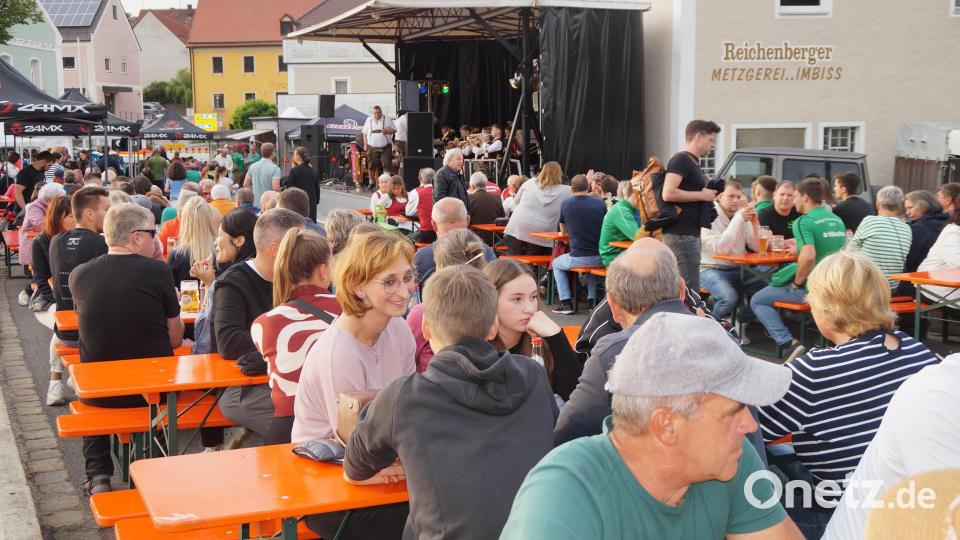 Musik von der Grenzlandblaskapelle Dietersdorf lässt viele Gäste auf der Brücke hinterm Rathaus verweilen. Bild: wel