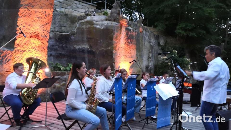 Der Nachwuchs der Musikschule hat beim Sommerkonzert auf der Schönbergbühne in Grafenwöhr seinen großen Auftritt. Hier das Nachwuchsblasorchester unter Leitung von Ulli Dziwinski Bild: dö