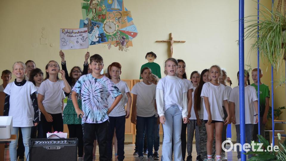 Mit einer Gesangs- und Rhythmuseinlage eröffnete die der Klasse 4a die Verabschiedungsfeier für Rektorin Hedwig Forster. Bild: ak