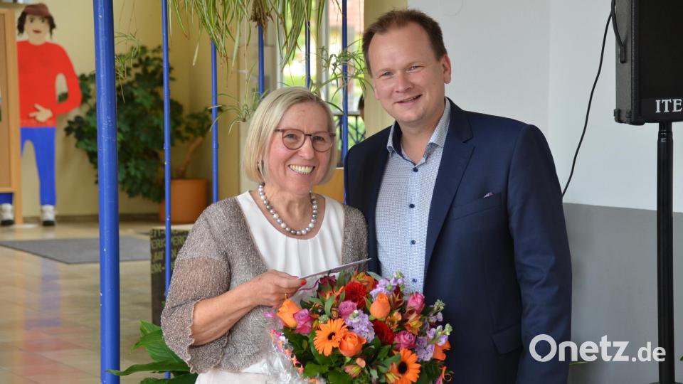 Blumen erhielt Hedwig Forster unter anderem von Bürgermeister Christian Porsch. Bild: ak