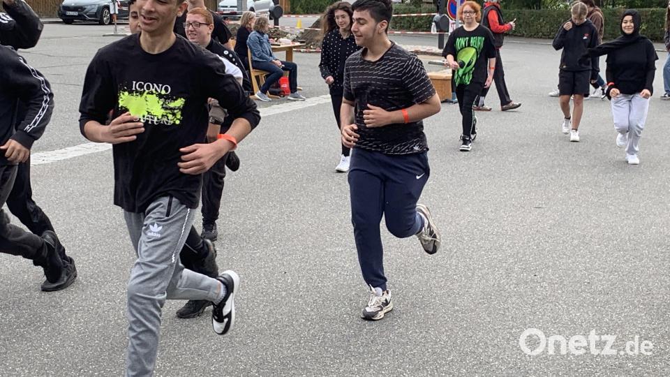 Mit einem Spendenlauf sammelten die Mittelschüler Altenstadt/WN geld für ukrainische Kriegsopfer und Opfer des Eddbeben in der Türkei Bild: adj