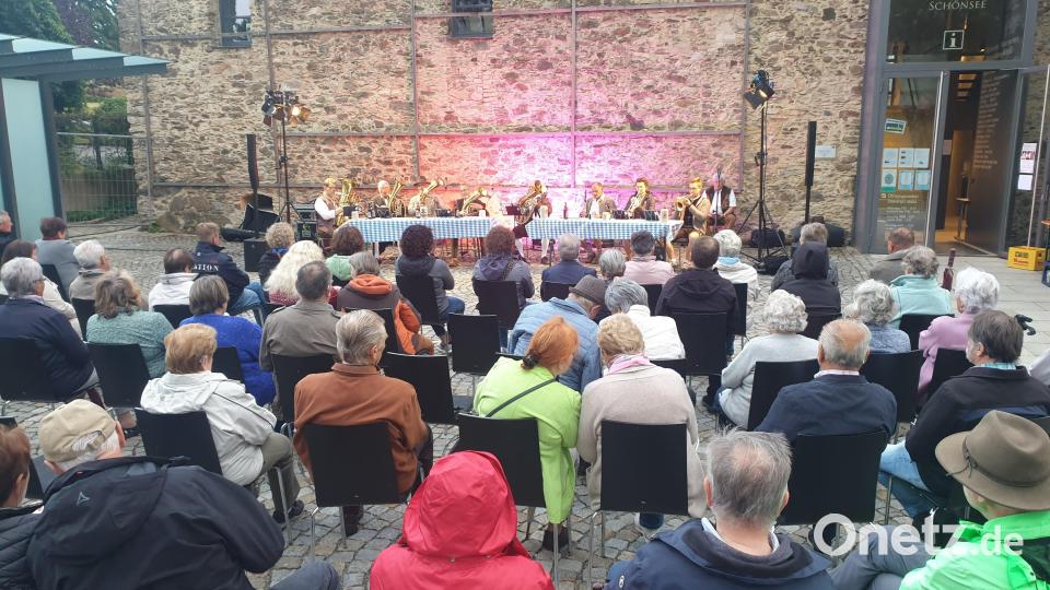 Zunächst harrten Musikanten und Zuhörer bei leichtem Regen noch vor dem CeBB aus. Bild: Stadt Schönsee/exb