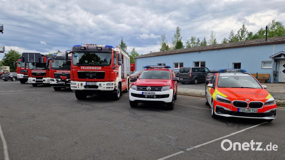 Die Einsatzfahrzeuge waren während Geburtstagsfeier auf dem Vorplatz des Feuerwehrgeräthauses geparkt. Bild: hmr