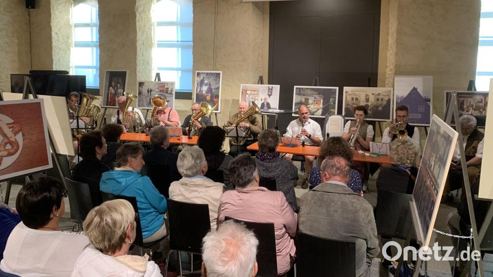 Nach dem Umzug in die Gewölbehalle ging es musikalisch wieder weiter. Bild: Stadt Schönsee/exb