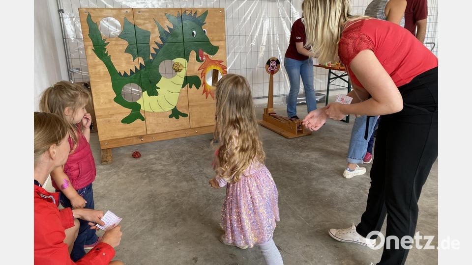 Ein Volltreffer - nicht nur für die junge Dame auf &quot;Grisu&quot;, sondern auch das zweitätige Hallenfest für die Feuerwehr Nabburg. Bild: aub