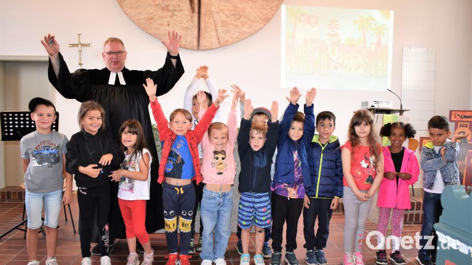 Die künftigen Schulkinder verabschieden sich von Ines Gutt. Bild: rgr