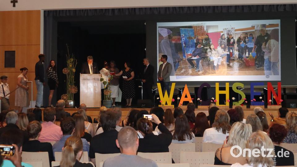 Die Absolventinnen und Absolventen des Beruflichen Schulzentrums Neustadt bekommen ihre Zeugnisse vom scheidenden stellvertretenden Schulleiter Reiner Butz, von Schulleiter Eduard Bauer, Bildungsreferent Armin Aichinger und ihren Klassenlehrkräften überreicht. Bild: wrm
