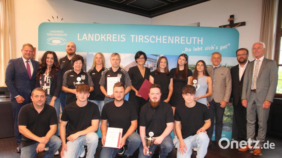 Drei besonders erfolgreiche Mannschaften wurden geehrt: Die Luftpistolenmannschaft von Hubertus Kastl (hockend), die Kegler des SKC Hard (links) und die Tischtennis-Damenmannschaft des SV Neusorg (rechts). Bild: kro