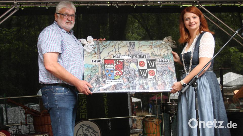 Marina Hirnet und Karl-Heinz Krüger zeigen die von Reinhold Schultes kreierte Erinnerungstafel. Bild: pi