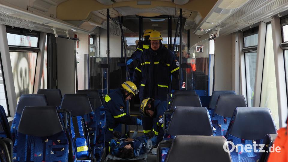 Insgesamt fünf Verletzte müssen nach einem fiktiven Zugunglück auf dem OWS-Gelände aus einem Triebfahrzeug gerettet werden. Bild: Richard Meiler/exb