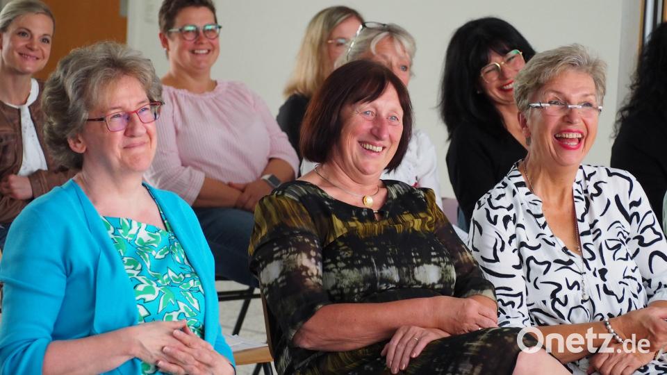Lachend in den neuen Lebensabschnitt: Gertraud Kappl (von links), Roswitha Schraml und Gabriele Schmidt gehen nach 40 bzw. 45 Dienstjahren in den wohlverdienten Ruhestand. Bild: jpl