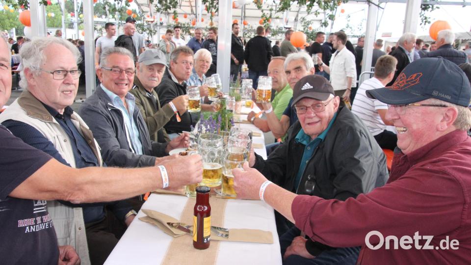 Auch ehemalige Mitarbeiter waren zum Sommerfest geladen, so wie &quot;Iste&quot; Zant (Zweiter von rechts), der 42 Jahre bei der Hamm AG beschäftigt war. Bild: kro