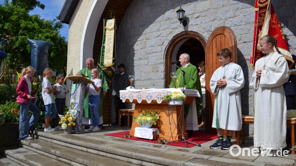Heumadener Kinder tragen die Fürbitten beim Festgottesdienst mit Pfarrer Josef Most und Diakon Herbert Sturm vor. Bild: gi