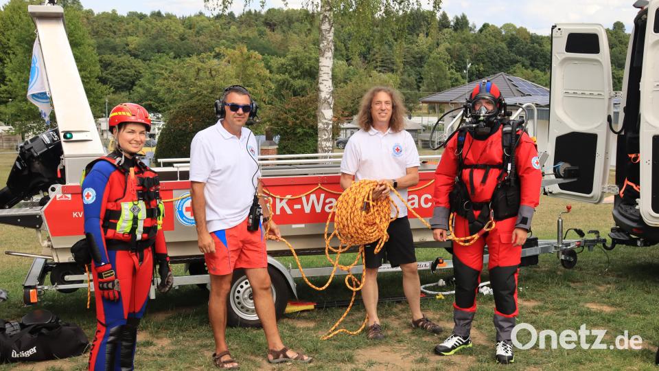 Beim Sommerfest zeigt Wasserwacht-Vorsitzender Jens Günther (Zweiter von links) als Signalmann an Land mit seinem Team, wie ein Rettungstaucher arbeitet. Bild: mrr