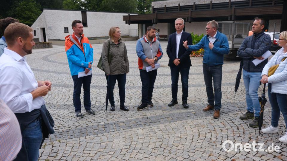 Raigerings CSU-Ortsvorsitzender Daniel Müller (Bildmitte) konfrontierte seine Kollegen aus dem Stadtrat und den Landtagsabgeordneten Harald Schwartz mit Anliegen, die den Waldfriedhof betreffen. Dazu gehört auch, dass Muslime dort ihre Angehörigen nach islamischem Brauch bestatten dürfen. Bild: usc