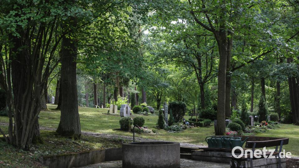 Am Waldfriedhof in Raigering wird geprüft, ob islamische Bestattungen ohne Sarg möglich sind. Bild: Wolfgang Steinbacher