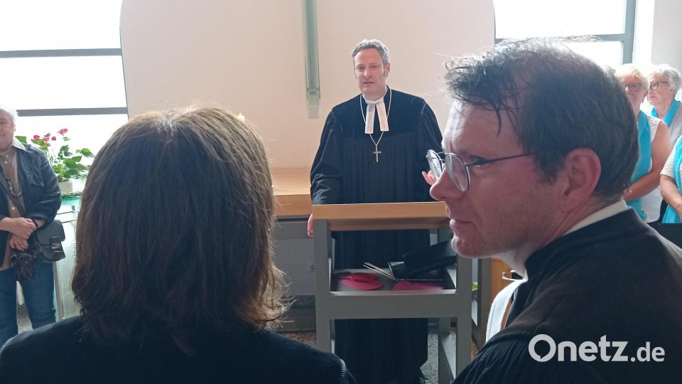 Dekan Peter Bauer entband während des Gottesdienstes Cornelia und Andreas Kraft von ihren Aufgaben in Waldershof und Neusorg. Bild: fpoz