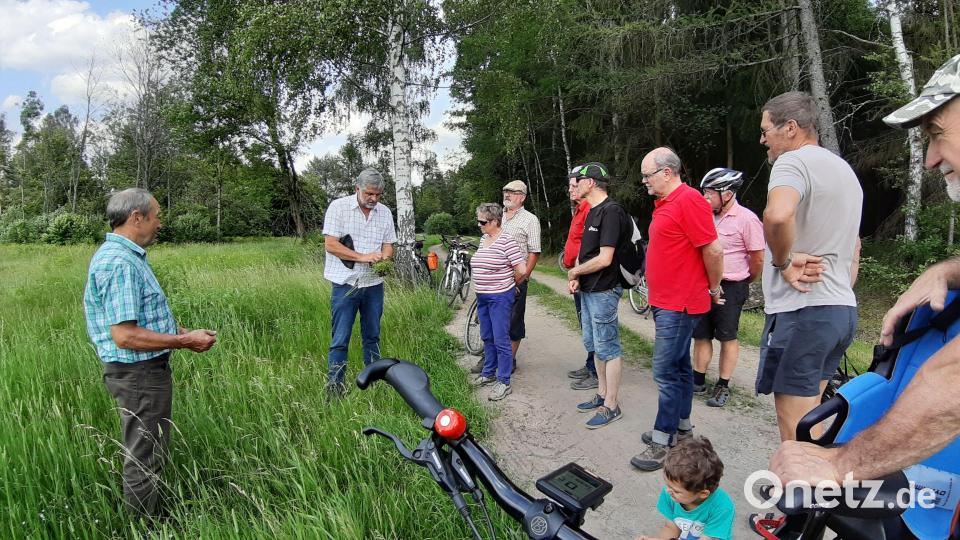 Die etwas andere Radtour: Hans Babl (Zweiter von links) vom Bund Naturschutz lenkte den Blick der Teilnehmer bei der "Biotop-Radtour" nach unten - auf Gras und Boden. Bild: Babl/exb