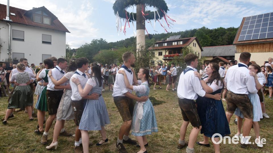 27 Kirwapaare, eine Rekordzahl für Ritzenfeld, tanzten zu den Klängen der Birgländer Musikanten den Kirwabaum aus. Bild: no