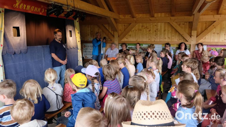 Dass Hermanns Kasperltheater aus Edeldorf in den Kreislehrgarten nach Floß kommt, ist längst Tradition. Mit den Aufführungen wird die Aktion &quot;Lichtblicke&quot; von Oberpfalz-Medien unterstützt. Bild: le