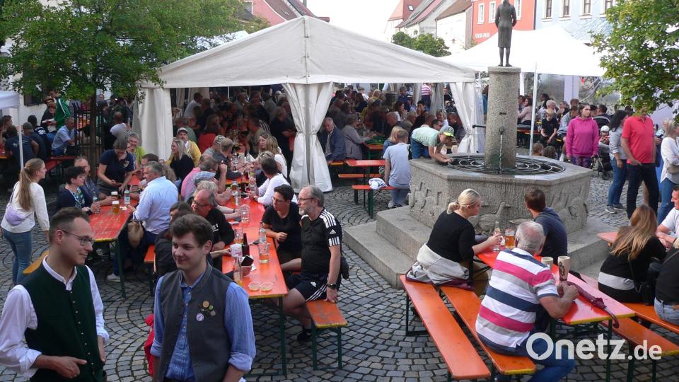 Trotz einer unsicheren Wetterprognose finden viele Besucher den Weg auf das Bürgerfest in Luhe. Bild: mh
