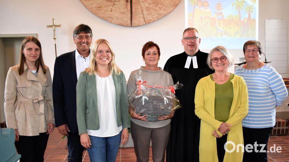 Die Kita-Leiterin Ines Gutt (Mitte) wurde in den Ruhestand verabschiedet. Mit dabei waren (von rechts): Martina Müller (Kita St. Theresia), Edith Gmeiner, Pfarrer Thomas Berthold sowie (von links): Selina Rettinger (Kita St. Josef Hütten), Bürgermeister Edgar Knobloch und die künftige Leiterin vom &quot;Kinderhaus Kunterbunt&quot; Johanna Alt. Bild: rgr