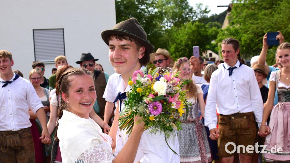 Das Oberkirwapaar Nina Winter und Felix Bär beim Ehrentanz um den Kirwabaum Bild: no