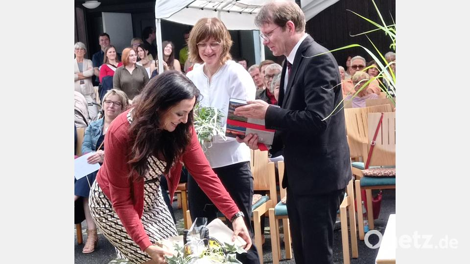 Bürgermeisterin Margit Bayer (links) dankte dem Pfarrerehepaar Kraft für das vielseitige Engagement in den zurückliegenden 19 Jahren. Bild: fpoz