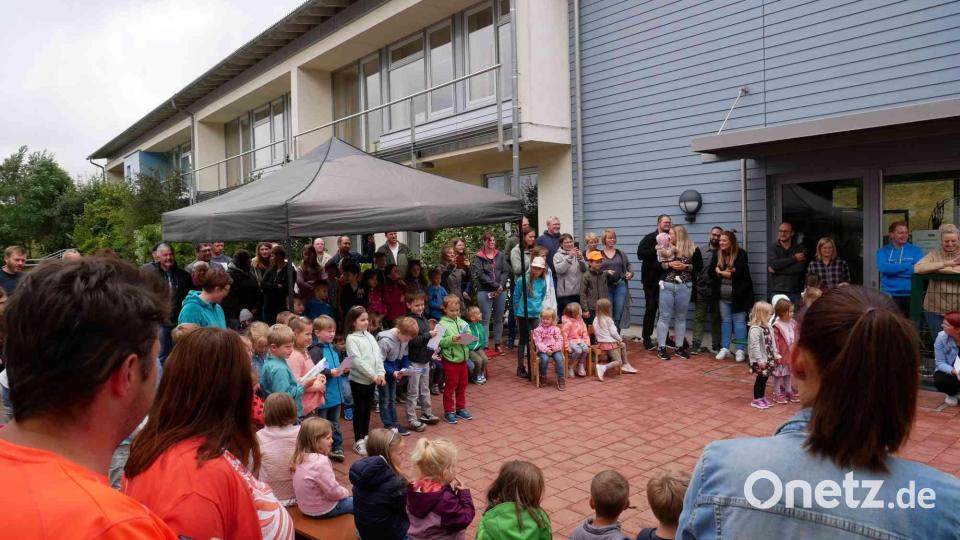 Die Kindergartenkinder begleiten den Rauswurf der Vorschulkinder vom Kindergarten in Richtung Schule mit Worten und Klatschen. Bild: gz
