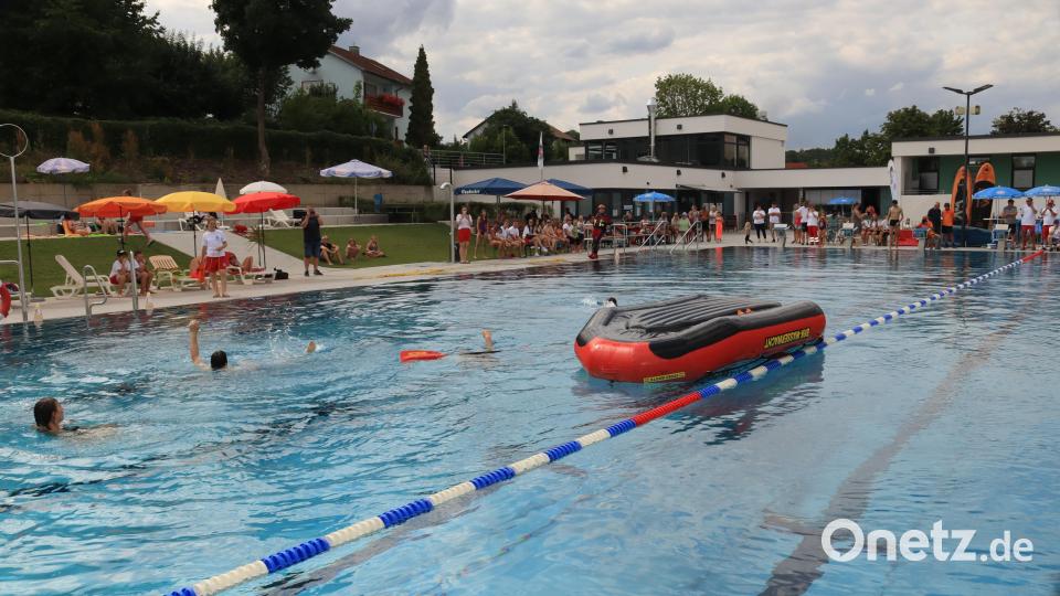Verschiedene Rettungsarten von Personen bei einem gekenterten Boot zeigten die Mitglieder der Wasserwacht Vilstal-Kümmersbruck bei ihrem Sommerfest im Riedener Freibad Bild: mrr