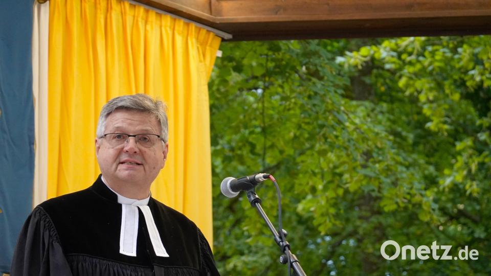 Der evangelische Dekan Karlhermann Schötz predigt über das Sakrament der Taufe, das alle Christen vereint. Bild: gac