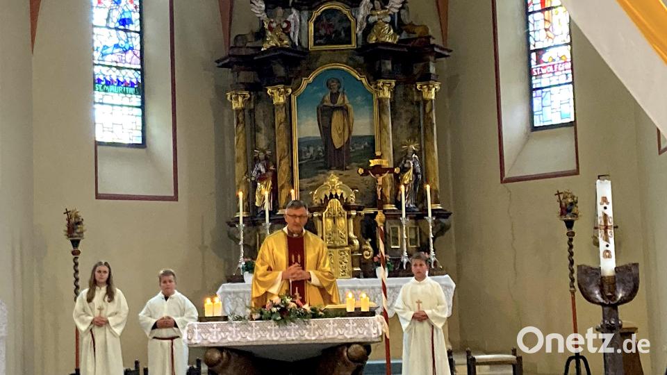 Pfarrer Stanislaw Fel am Volksaltar beim Schlusssegen und im Hintergrund das Hochaltargemälde des Kirchenheiligen Bild: sl